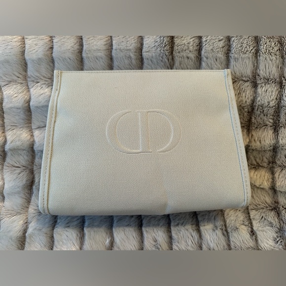 Dior Bundle (cream pouch, travel size volume mascara, sample perfume and balm) - Picture 5 of 6